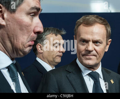 1. März 2012 - BXL, Brüssel, Belgien - Kroatien Premierminister Zoran Milanovic, ungarische Ministerpräsident Victor Orban und der polnische Premierminister Donald Tusk, besuchen ein Familienfoto in einem EU-Gipfel in Brüssel am 2012-03-01 Staats-und Regierungschefs am Donnerstag mit gerungen die Stockfoto