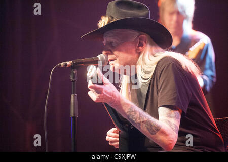 ZAGREB, KROATIEN 03.01.2012. Blues-Gitarrist Johnny Winter erklingt in der Kulturfabrik in Zagreb, Kroatien. Er ist Mitglied der Blues Foundation Hall Of Fame und produzierte drei Grammy ausgezeichnete Alben für Muddy Waters Stockfoto
