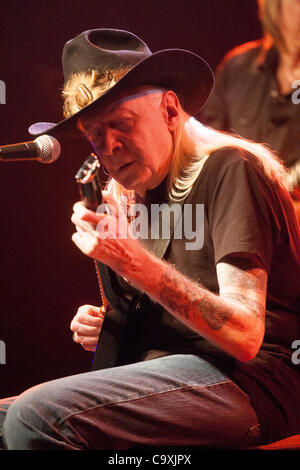 ZAGREB, KROATIEN 03.01.2012. Blues-Gitarrist Johnny Winter erklingt in der Kulturfabrik in Zagreb, Kroatien. Er ist Mitglied der Blues Foundation Hall Of Fame und produzierte drei Grammy ausgezeichnete Alben für Muddy Waters Stockfoto