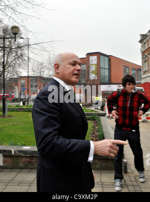 02 März 2012 Haringey London UK. Staatssekretär für Arbeit und Renten Iain Duncan Smith kommt bei Tottenham Rathaus für eine Konferenz "Building for the Future - Möglichkeiten bietet, in Zeiten des langsamen Wachstums". Stockfoto