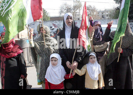 Unterstützer des Imamia Studenten Organisation (ISO) protestieren gegen Tötung von achtzehn unschuldige Menschen bei dem Angriff der Terroristen in Kohistan Vorfall während einer Demonstration in Lahore-Presse-Club am Freitag, 2. März 2012. Stockfoto