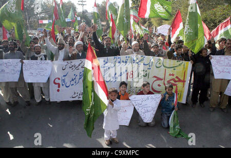 Unterstützer des Imamia Studenten Organisation (ISO) protestieren gegen Tötung von achtzehn unschuldige Menschen bei dem Angriff der Terroristen in Kohistan Vorfall während einer Demonstration in Lahore-Presse-Club am Freitag, 2. März 2012. Stockfoto