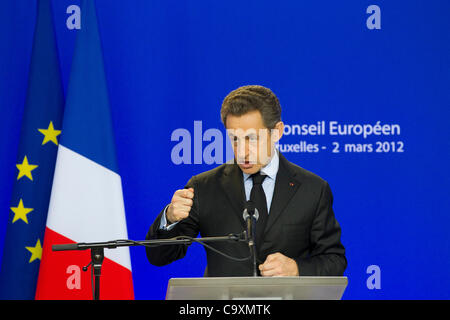 Nicolas Sarkozy im Gespräch nach der Tagung des Europäischen Rates in Brüssel. Die Staats-und Regierungschefs der 25 europäischen Staaten unterzeichnete einen neuen Vertrag soll verhindern, dass die 17 Euro-Länder riesige Schuldenmacherei. Stockfoto