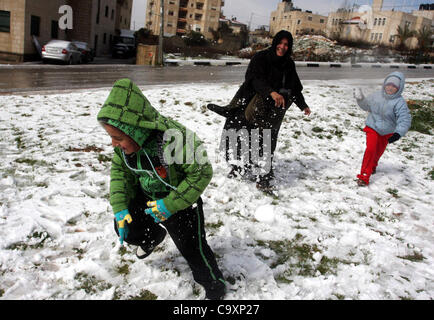 2. März 2012 - Ramallah, Westjordanland - Palästinenser werfen Schneebälle in der Westbank-Stadt Ramallah als fegte durch die Region Freitag Winterwetter. (Kredit-Bild: © Issam Rimawi/APA-Images/ZUMAPRESS.com) Stockfoto