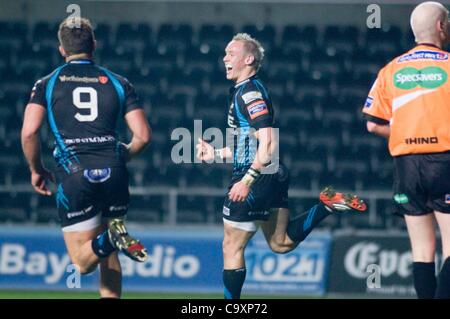 Hanno Dirksen feiert seinen Versuch für die Fischadler während ihrer Auseinandersetzung mit Glasgow im Rabodirect PRO12 Spiel im Liberty Stadium in Swansea: Stockfoto