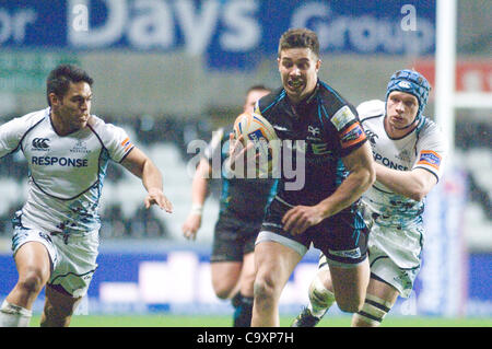 Fischadler V Glasgow Rabodirect PRO12 im Liberty Stadium in Swansea: Rhys Webb auf die Gebühr für die Fischadler. Stockfoto