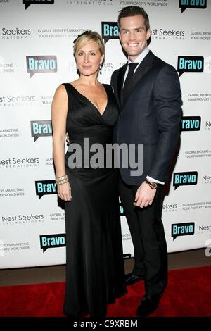 Fangen Sie Sonja Morgan, Ryan Serhant im Ankunftsbereich für Premiere des Bravo MILLION DOLLAR LISTING NEW YORK Dach, New York, NY 2. März 2012. Foto von: Steve Mack/Everett Collection Stockfoto