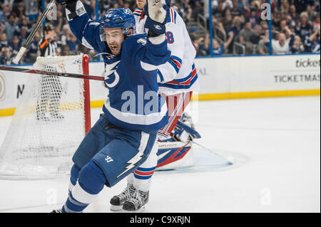 2. März 2012 - Tampa, Florida, Vereinigte Staaten von Amerika - 2. März 2012 - Tampa, Florida, Vereinigte Staaten von Amerika. Tampa Bay Lightning rechter Flügel Teddy Purcell (16) feiert sein Tor in der Overtime während ein NHL-Eishockey-Spiel zwischen den Tampa Bay Lightning und die New York Rangers Stockfoto