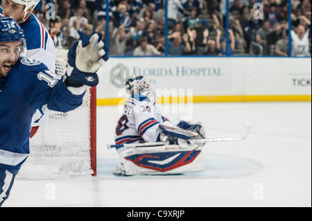 2. März 2012 - Tampa, Florida, Vereinigte Staaten von Amerika - 2. März 2012 - Tampa, Florida, Vereinigte Staaten von Amerika. Tampa Bay Lightning rechter Flügel Teddy Purcell (16) feiert sein Tor in der Overtime, wie New York Rangers Torwart Henrik Lundqvist (30) während eines NHL-Eishockey-Spiel in b Grönlandeises Stockfoto