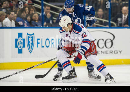 2. März 2012 - Tampa, Florida, Vereinigte Staaten von Amerika - 2. März 2012 - Tampa, Florida, Vereinigte Staaten von Amerika. New York Rangers center Brian Boyle (22) kämpfen um die Kontrolle über den Puck mit Tampa Bay Lightning rechter Flügel Teddy Purcell (16) während der zweiten Phase des Spiels ein NHL-Hockey-Spiel Stockfoto