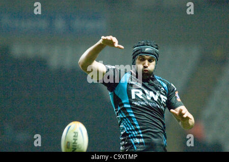 Fischadler V Glasgow Rabodirect PRO12 im Liberty Stadium in Swansea: Fischadler Jonathan Thomas nimmt den Lineout-Ball. Stockfoto