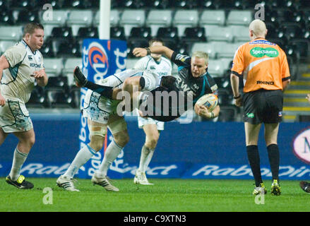 Fischadler V Glasgow Rabodirect PRO12 im Liberty Stadium in Swansea: Fischadler Hanno Dirksen ist in das Gerät hochkant. Stockfoto