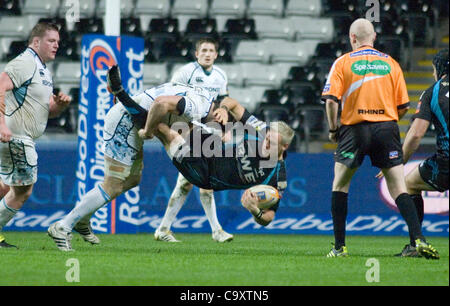 Fischadler V Glasgow Rabodirect PRO12 im Liberty Stadium in Swansea: Fischadler Hanno Dirksen ist in das Gerät hochkant. Stockfoto