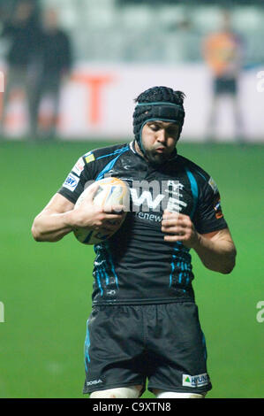 Fischadler V Glasgow Rabodirect PRO12 im Liberty Stadium in Swansea: Fischadler Jonathan Thomas nimmt den Lineout-Ball. Stockfoto
