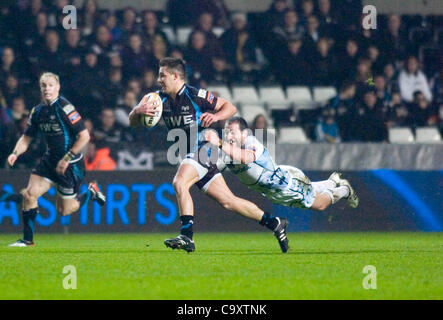 Fischadler V Glasgow Rabodirect PRO12 im Liberty Stadium in Swansea: Fischadler Rhys Webb von der Glasgow-Verteidigung in Angriff genommen wird. Stockfoto