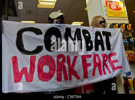 Liverpool, Vereinigtes Königreich. 3. März 2012. Demonstranten protestieren in WH Smith, Teil von Liverpools Flaggschiff Kleinentwicklung, organisiert als Teil eines nationalen Tages der Protest von Boykott Workfare Liverpool ONE. Stockfoto