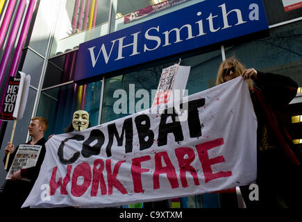 Liverpool, Vereinigtes Königreich. 3. März 2012. Demonstranten protestieren außerhalb WH Smith, Teil von Liverpools Flaggschiff Kleinentwicklung, organisiert als Teil eines nationalen Tages der Protest von Boykott Workfare Liverpool ONE. Stockfoto