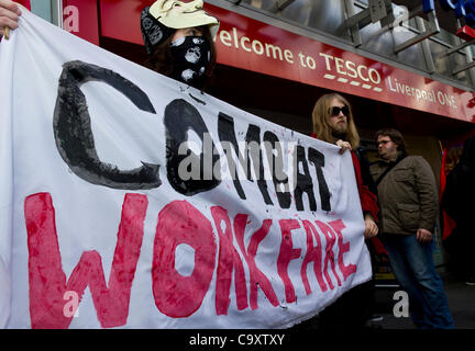 Liverpool, Vereinigtes Königreich. 3. März 2012. Demonstranten protestieren außerhalb Tesco, Teil von Liverpools Flaggschiff Kleinentwicklung, organisiert als Teil eines nationalen Tages der Protest von Boykott Workfare Liverpool ONE. Stockfoto