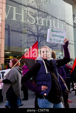 Liverpool, Vereinigtes Königreich. 3. März 2012. Demonstranten protestieren außerhalb WH Smith, Teil von Liverpools Flaggschiff Kleinentwicklung, organisiert als Teil eines nationalen Tages der Protest von Boykott Workfare Liverpool ONE. Stockfoto