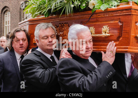 Eamonn Holmes schließt seine Augen in der Betrachtung, wie er den Sarg an der Beerdigung von Belfast Komiker Frank Carson trägt. BELFAST 03.03.2011 Stockfoto