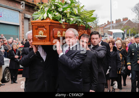 Martin McGuinness trägt der Sarg bei der Beerdigung von Belfast Comedian Frank Carson. BELFAST 03/03/2011 Stockfoto