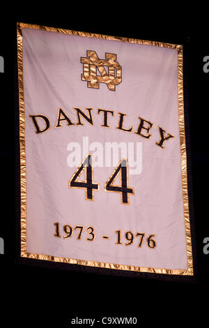 2. März 2012 - South Bend, Indiana, USA - ehemalige Notre-Dame-Basketball-Spieler Adrian Dantley schließt sich der Ring of Honor zur Halbzeit der NCAA Männer Basketball-Spiel zwischen Providence und Notre Dame.  Die Notre Dame Fighting Irish besiegt Providence Friars 75-69 Ingame im Purcell Pavillon bei der Jo Stockfoto