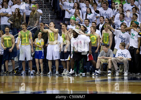 2. März 2012 - jubelt Südschlaufe, Indiana, USA - Notre Dame Fußballspieler kapronowyj Lewis-Moore (Mitte, mit Hut) mit der Kobold-Legion während der zweiten Hälfte Aktion der NCAA Männer Basketball-Spiel zwischen Providence und Notre Dame.  Die Notre Dame Fighting Irish besiegt Providence Friars 75-69 i Stockfoto