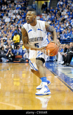 3. März 2012 - St. Louis, Missouri, Vereinigte Staaten von Amerika - Creighton Josh Jones (5) wartet ein Spiel zu entwickeln, während das Semi-Finale des der Staat Bauernhof Missouri Valley Conference Herren-Basketball-Turnier im Scottrade Center, St. Louis, MO.  Creighton unterlag die Partitur von Evansville Stockfoto