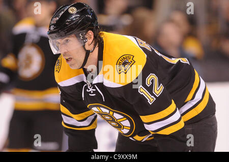 1. März 2012 - Boston, Massachusetts, USA - Boston Bruins Brian Rolston (12) wartet der Face-off. Die Boston Bruins besiegen die New Jersey Devils in der Overtime 4-3 im TD Garden. (Bild Kredit: Geoff Bolte/Southcreek/ZUMAPRESS.com ©) Stockfoto