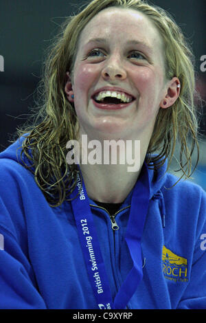 Miley Hannah (GB) mit ihrer Goldmedaille nach dem Gewinn der Frauen öffnen 400m Lagen bei den 2012 British Gas Swimming Championships (Selection Trials für die Olympischen Spiele) Stockfoto