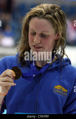 Miley Hannah (GB) mit ihrer Goldmedaille nach dem Gewinn der Frauen öffnen 400m Lagen bei den 2012 British Gas Swimming Championships (Selection Trials für die Olympischen Spiele) Stockfoto