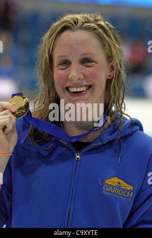 Miley Hannah (GB) mit ihrer Goldmedaille nach dem Gewinn der Frauen öffnen 400m Lagen bei den 2012 British Gas Swimming Championships (Selection Trials für die Olympischen Spiele) Stockfoto