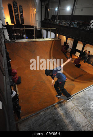 Skateboarder übernahm der Fabrica Art Gallery in Brighton heute im Rahmen eines speziellen Kunst-Projekts. Stockfoto