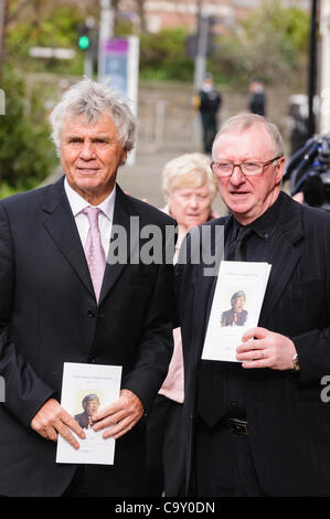 Liverpooler Komiker Stan Boardman und Ex-World snooker-Champion Dennis Taylor kommen für die Beerdigung von Frank Carson. BELFAST 03.03.2011 Stockfoto