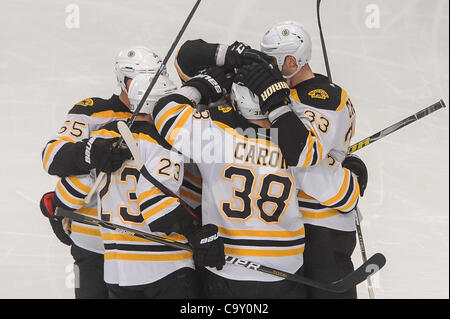 4. März 2012 - Newark, New Jersey, USA - Boston Bruins linke Benoît Pouliot (67) feiert seinen ersten Periode Treffer mit Linie Kumpels während der ersten Periode NHL-Aktion zwischen den New York Rangers und den Boston Bruins im Madison Square Garden in New York, N.Y. (Credit-Bild: © Willen Schneekloth/Süd Stockfoto