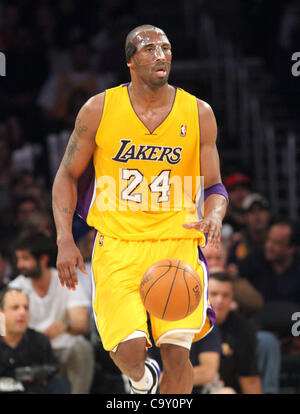 29. Februar 2012 - besiegen Los Angeles, Kalifornien, USA - Lakers-Guard, Kobe Bryant den Ball oben Gericht als die Los Angeles Lakers holt, die besuchenden Minnesota Timberwolves 104 - 85 im Staples Center in Los Angeles am Mittwoch, 29. Februar 2012. (Kredit-Bild: © Burt Harris/Prensa Internacional/ZU Stockfoto