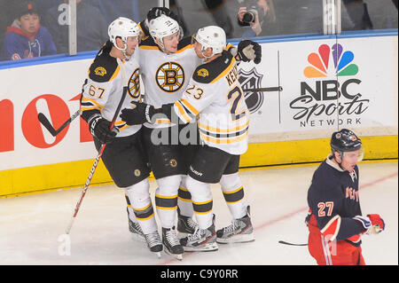 4. März 2012 - Newark, New Jersey, USA - Boston Bruins rechten Flügel Jordan Caron (38) feiert seinen Treffer Linie Kumpels linke Benoît Pouliot (67) und Chris Kelly (23) während der zweiten Periode NHL Aktion zwischen den New York Rangers und den Boston Bruins im Madison Square Garden in New York zu zentrieren, Stockfoto