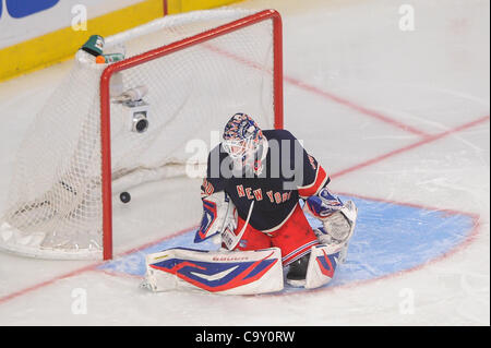 4. März 2012 - Newark, New Jersey, USA - The Boston Bruins Punkten auf New York Rangers Torwart Henrik Lundqvist (30) während der zweiten Periode NHL-Aktion zwischen den New York Rangers und den Boston Bruins im Madison Square Garden in New York, N.Y. (Credit-Bild: © Will Schneekloth/Southcreek/ZUMAPRESS.com Stockfoto