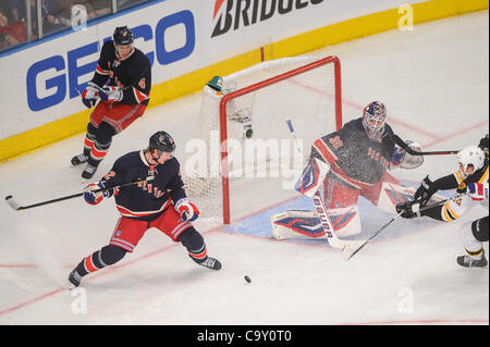 4. März 2012 - Newark, New Jersey, USA - New York Rangers Verteidiger Anton Stralman (32) und Torwart Henrik Lundqvist (30) klar den Puck von Boston Bruins linke Fahrspur MacDermid (64) während der ersten Periode NHL-Aktion zwischen den New York Rangers und den Boston Bruins im Madison Square Garden Stockfoto