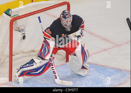 4. März 2012 - Newark, New Jersey, USA - New York Rangers Torwart Henrik Lundqvist (30) blockt den Schuß mit dem hinteren Teil seiner ansteckend Handschuhe während der ersten Periode NHL-Aktion zwischen den New York Rangers und den Boston Bruins im Madison Square Garden in New York, N.Y. (Credit-Bild: © Willen Schneekloth/Sou Stockfoto