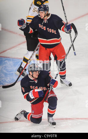 4. März 2012 - Newark, New Jersey, USA - New York Rangers rechten Flügel Marián Gáborík (10) feiert sein Tor während der dritten Periode NHL-Aktion zwischen den New York Rangers und den Boston Bruins im Madison Square Garden in New York, N.Y. (Credit-Bild: © Willen Schneekloth/Southcreek/ZUMAPRESS.com) Stockfoto