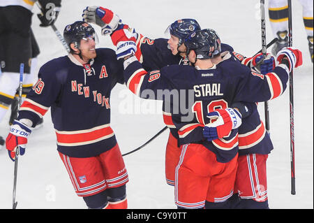 4. März 2012 - Newark, New Jersey, USA - New York Rangers rechten Flügel Marián Gáborík (10) feiert seinen Treffer Linie Kollegen Brad Richards (19), Carl Hagelin (62) und Marc Staal (18) während der dritten Periode NHL Aktion zwischen den New York Rangers und den Boston Bruins im Madison Square Garden in New Y Stockfoto