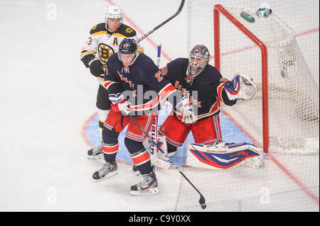 4. März 2012 - Newark, New Jersey, USA - New York Rangers Torwart Henrik Lundqvist (30) macht ein ansteckend Handschuhe hinter Verteidiger Ryan McDonagh (27) speichern und Boston Bruins center Chris Kelly (23) während der dritten Periode NHL Aktion zwischen den New York Rangers und den Boston Bruins am Madison Square Gard Stockfoto