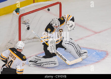 4. März 2012 - Newark, New Jersey, USA - Boston Bruins Torwart Tim Thomas (30) ist erzielte am während der dritten Periode NHL-Aktion zwischen den New York Rangers und den Boston Bruins im Madison Square Garden in New York, N.Y. (Credit-Bild: © Willen Schneekloth/Southcreek/ZUMAPRESS.com) Stockfoto