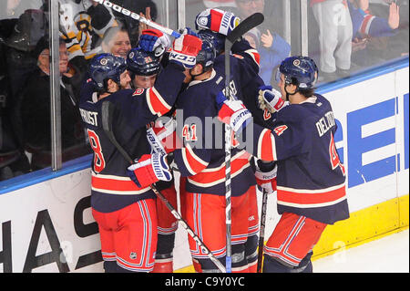 4. März 2012 - Newark, New Jersey, USA - New York Rangers Zentrum Derek Stepan (21) feiert seinen spielentscheidenden Treffer Linie Kameraden während der dritten Periode NHL-Aktion zwischen den New York Rangers und den Boston Bruins im Madison Square Garden in New York, N.Y. (Credit-Bild: © Willen Schneekloth/Southcr Stockfoto