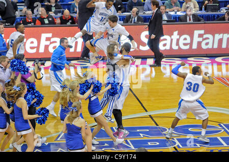 4. März 2012 join - St. Louis, Missouri, Vereinigte Staaten von Amerika - Fans und Cheerleader der Creighton-Spieler auf dem Platz zu feiern nach der endgültigen Summer während der Meisterschaft-Spiel von der Staat Bauernhof Missouri Valley Conference Herren-Basketball-Turnier im Scottrade Center, St. Louis, MO. Stockfoto