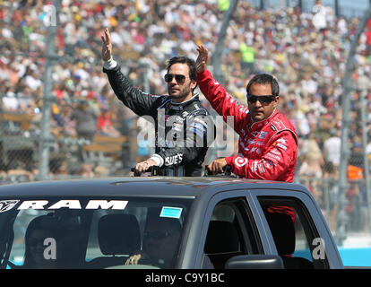 4. März 2012 - Phoenix, Arizona, USA - 4. März 2012: Jimmie Johnson (48) und Montoya (42) Welle der Menge vor dem Rennen.  Denny Hamlin gewinnt das 8. jährlichen Subway Fresh Fit 500 NASCAR-Rennen in Phoenix, Arizona. (Bild Kredit: Bruce Yeung/Southcreek/ZUMAPRESS.com ©) Stockfoto