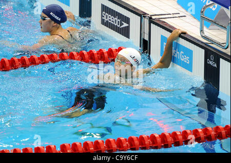 (R-L) Kanako Watabe (JPN), Kim Hyejin (KOR), 4. März 2012 - Schwimmen: British Gas Swimming Championships 2012 (Selection Trials), Frauen Gast 100 m Brustschwimmen Finale in London Aquatics Centre in London, Vereinigtes Königreich. (Foto von Hitoshi Mochizuki/AFLO) Stockfoto