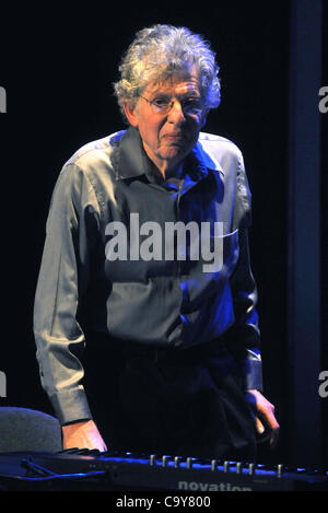 US-amerikanischer Komponist, Keyboarder und Improvisator Richard Teitelbaum führt während des Konzerts in Prag, Tschechische Republik, auf Montag, 5. März 2012. (CTK Foto/Stan Peska) Stockfoto