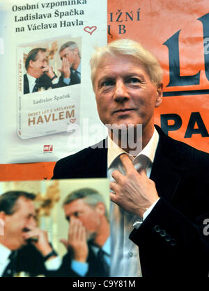 Ladislav Spacek (Mitte) ehemaliger Pressesprecher von Vaclav Havel stellte sein neue Buch zehn Jahre mit Vaclav Havel am 5. März 2012 in Prag, Tschechische Republik. (CTK Foto/Stanislav Peska) Stockfoto